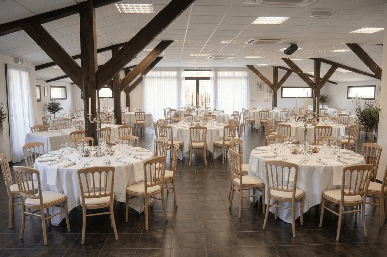 Grande salle de réception intérieure dressée pour le repas au Clos des Beaux Jours